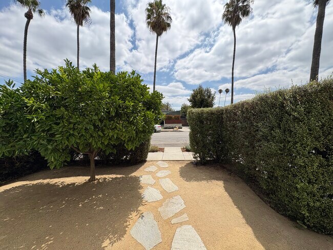 Patio delantero de la casa principal - 3425 Buckingham Rd