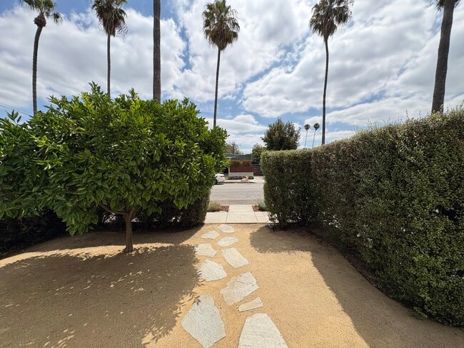 Main house front yard - 3425 Buckingham Rd House