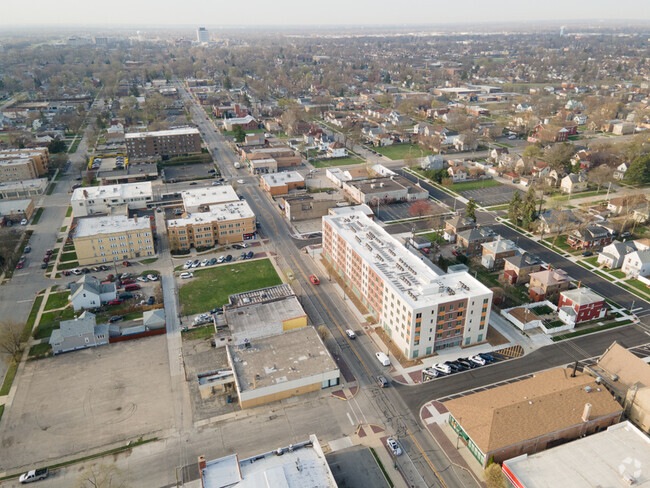 Aerial Photo - Fifth Avenue Apartments