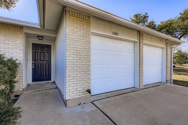 Building Photo - 11807 Acorn Creek Trail