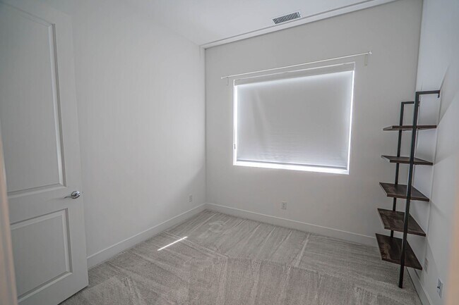 Building Photo - 28519 Moyer Ln
