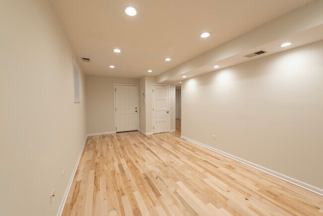 Foto del edificio - 5039 N Troy St