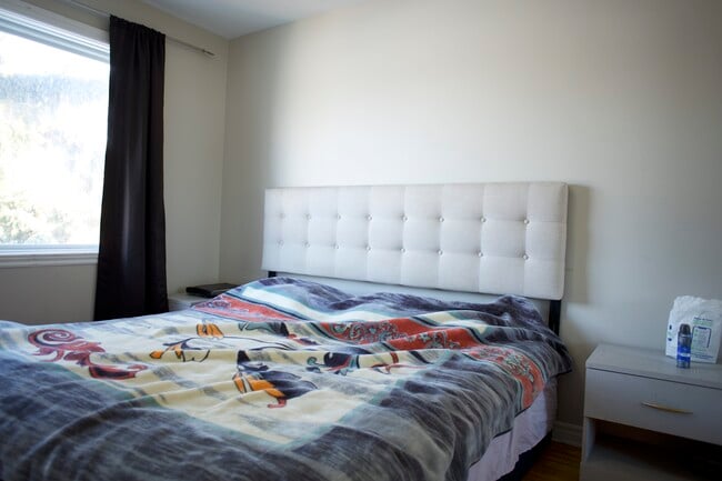 Building Photo - 68 Rue Léonie