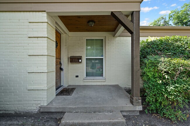 Building Photo - 2609 Benbrook Blvd