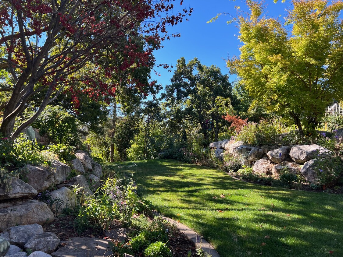 Apartment Features Quiet Garden Atmosphere - 2656 Oak Hills Dr