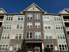 Building Photo - 5733 Meadowood St