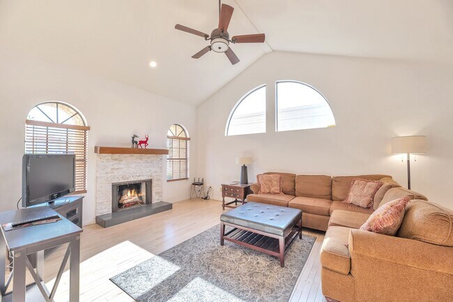 Building Photo - Gorgeous Furnished Home in McCormick Ranch