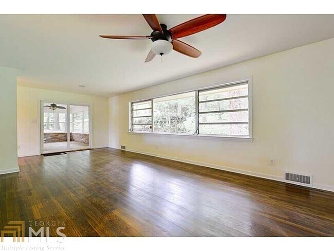 Foto del edificio - 3588 Herren Dr SW