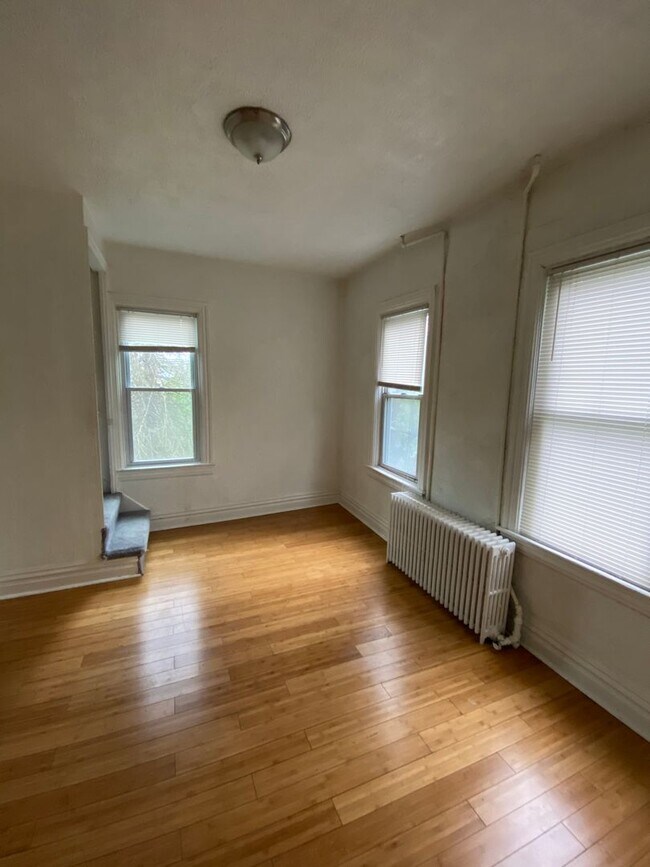 Building Photo - AVAILABLE August  - Huge 3+ Bedroom Unit w...