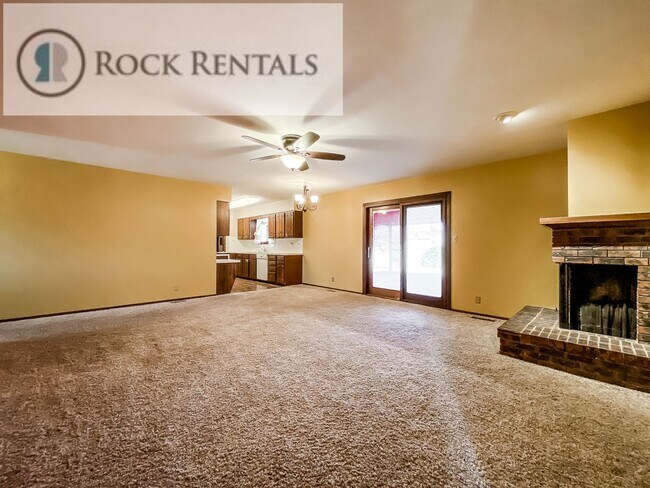 Foto del edificio - Beautiful 3 Bed 2 Bath Home with Two Car Garage