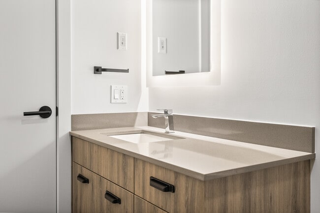 K-1 Suite - Bathroom - Fourth Street Lofts (4SL)