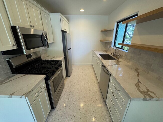 Foto del edificio - 6345 Primrose Ave