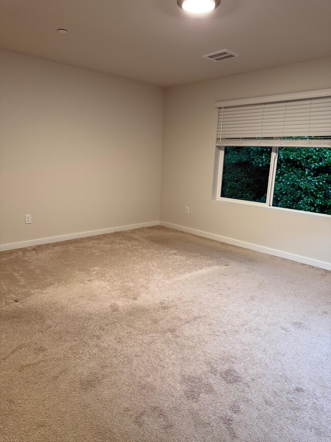 Room1 - 13117 3rd Ave SE