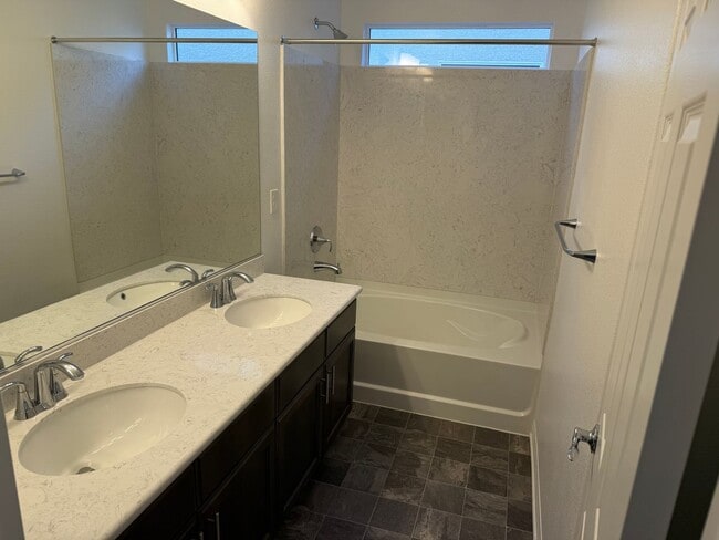 Building Photo - Large Southern Highlands Tri-Level Home. P...