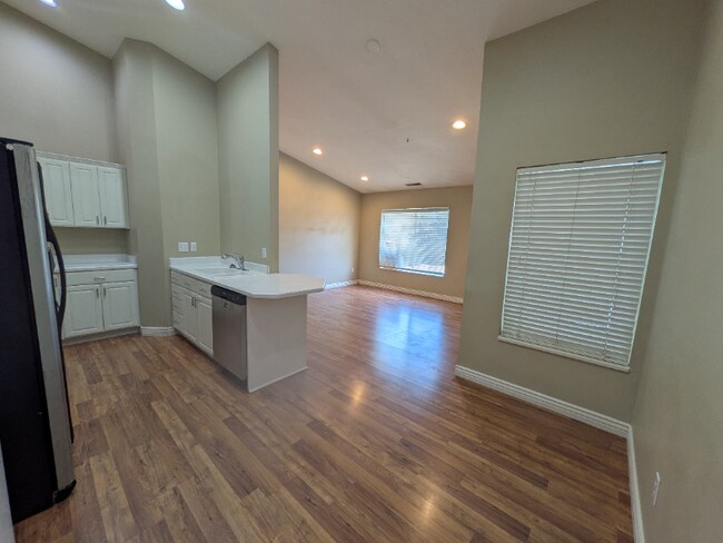 Foto del edificio - 861 W Columbia Ln