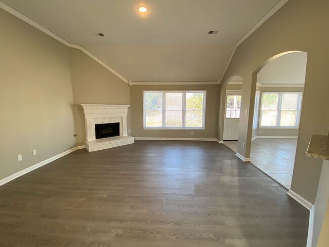 Building Photo - 4 bed, 2 bath in Cordova with ss appliance...