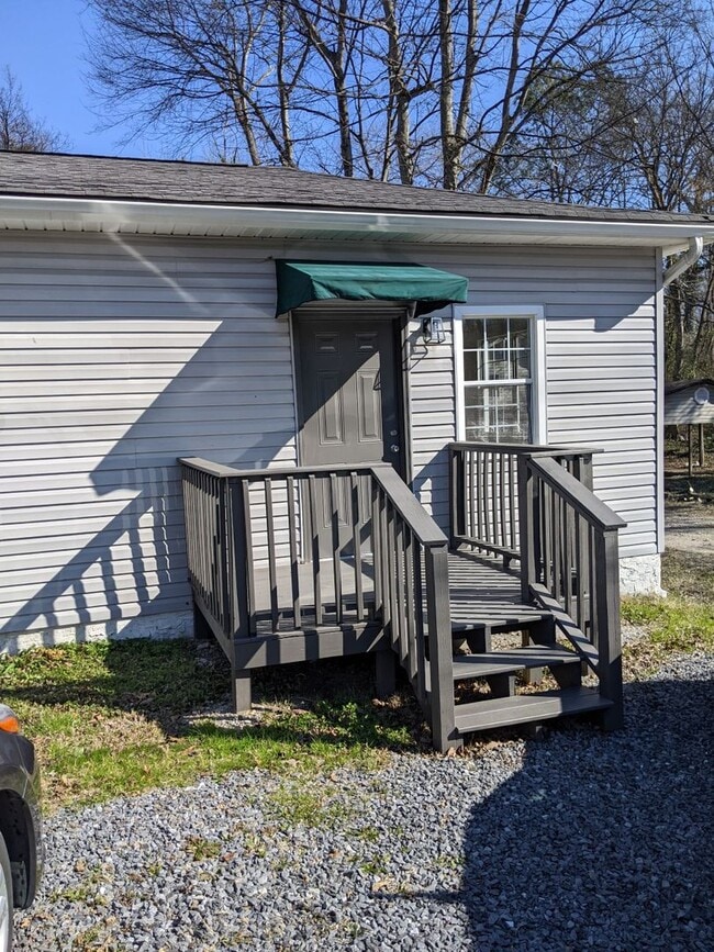 Building Photo - 900 Carline Rd