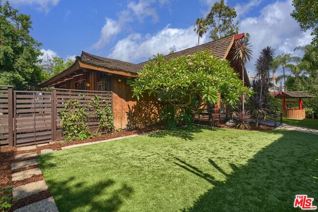 Building Photo - 201 S Larchmont Blvd