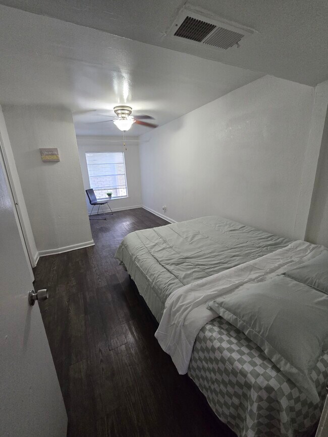 1 dormitorio, 1 baño renovado - San Gabriel Square Apartments