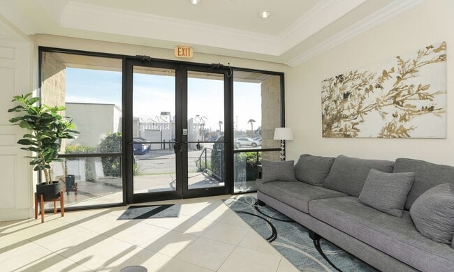 Foto del edificio - Top-Floor 1-Bedroom Condo in the Heart of Upper Kirby!