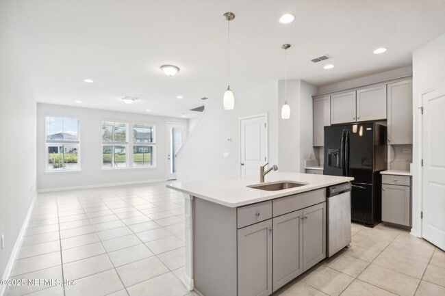 Building Photo - 260 Brandon Lks Dr