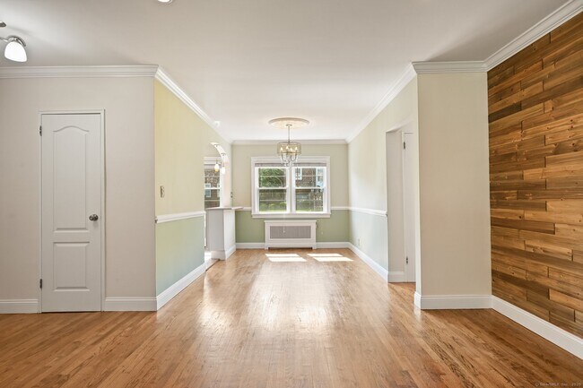 Foto del edificio - 246 Glenbrook Rd