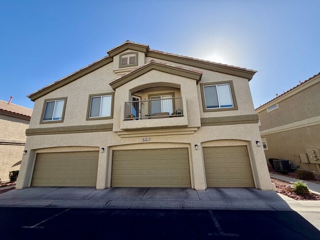 Building Photo - 2 bedroom townhome with back yard in Boulder Ranch