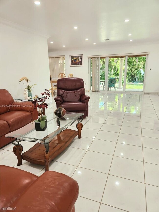Foto del edificio - 3 br, 2 bath House - 9541 Byron Ave