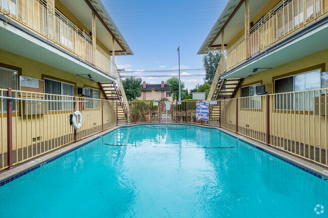 Pool - Chateau Whitsett Apartments
