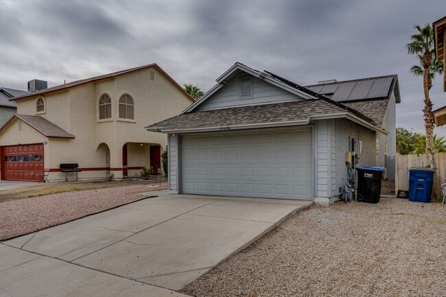 Building Photo - CUTE 2 STORY 3BEDROOM FURNISHED HOME WITH ...