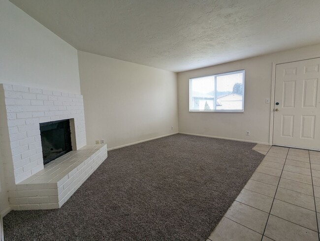 Building Photo - Great 3-Bedroom, 1-Bath Home With Huge Bac...