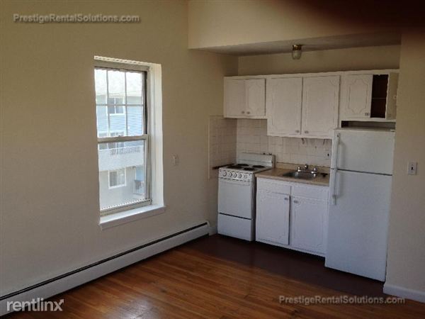 Building Photo - 180 N Beacon St