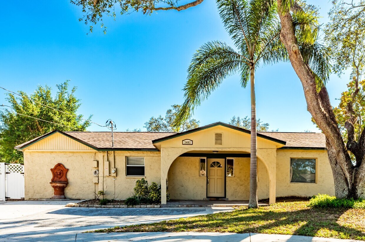 Primary Photo - Multigenerational Family South Tampa Home