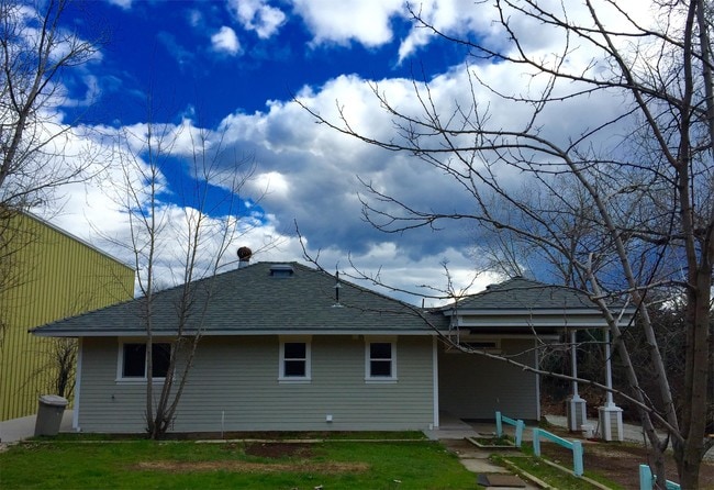 Foto del edificio - 305 Glenwood Rd