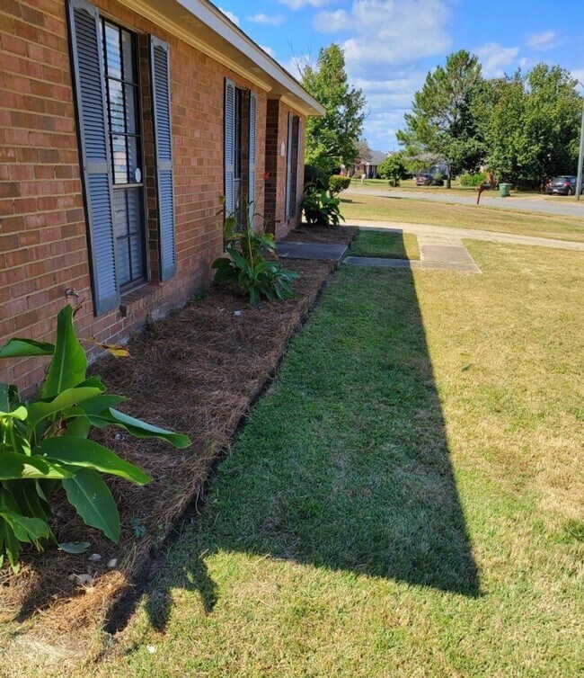 Foto del edificio - AVAILABLE NOW! Lawn Service is INCLUDED in...