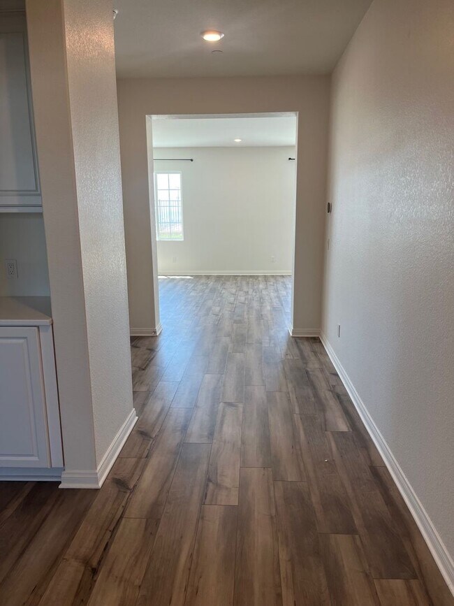 Building Photo - Lake Elsinore 5 Bedroom