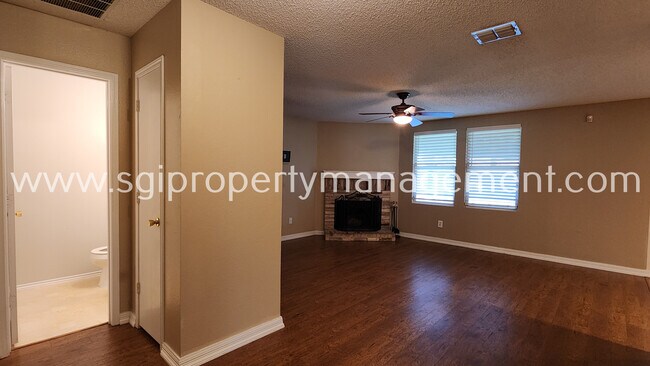 Building Photo - 2604 Bandera Pl