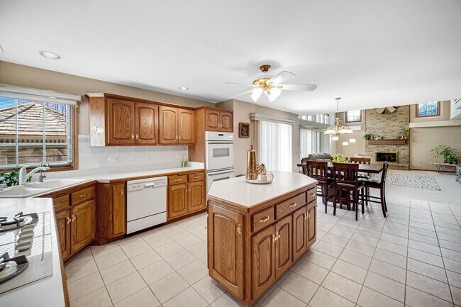 Building Photo - 15538 Royal Glen Ct