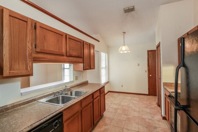 Building Photo - 2115 Center Way