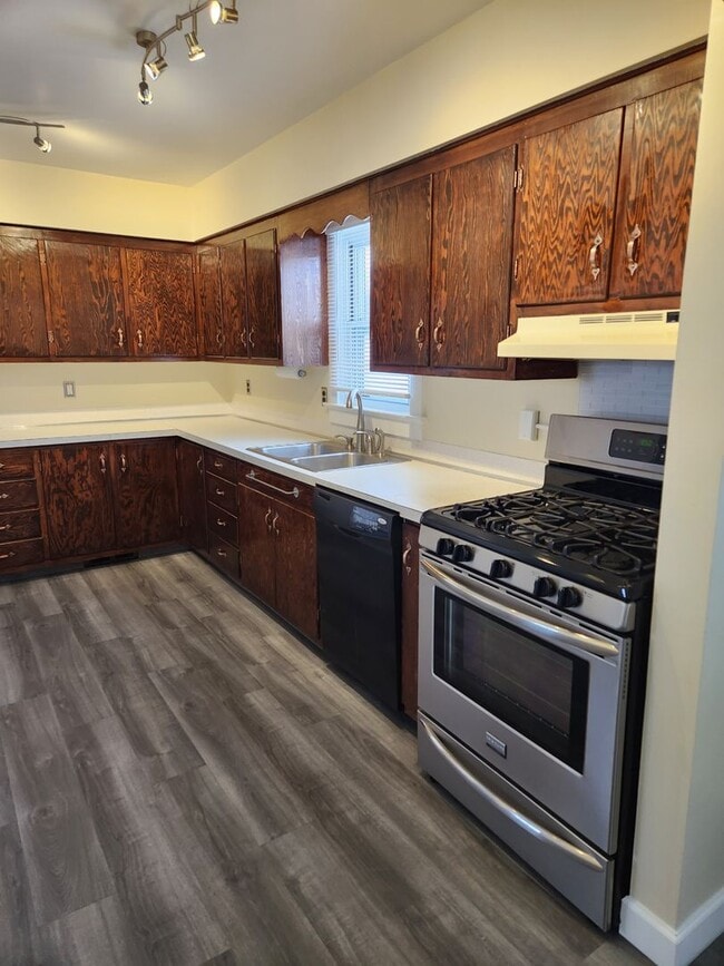 Building Photo - Charming 3 Bedroom Home Located in The Dow...