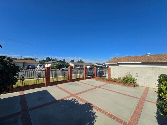 Building Photo - 4 Bedroom 2 Bath Home