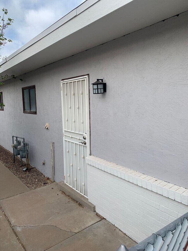 Building Photo - 10222 Candelaria Rd NE