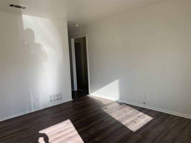 Foto del edificio - 511 W Hallmark Ave