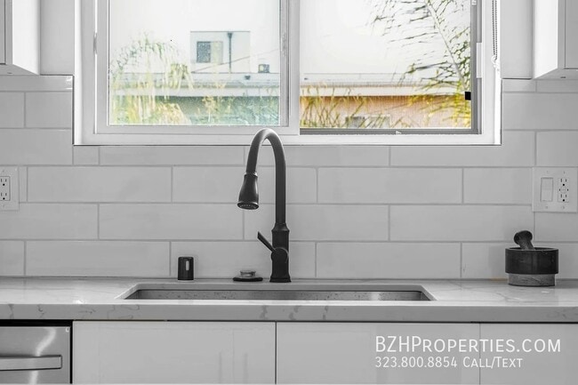 Foto del edificio - 835 N Harvard Blvd