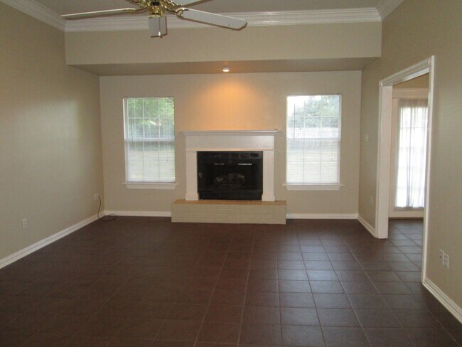 Foto del edificio - Spacious 3 bedroom 2 bath home in Tyler! Coming soon!