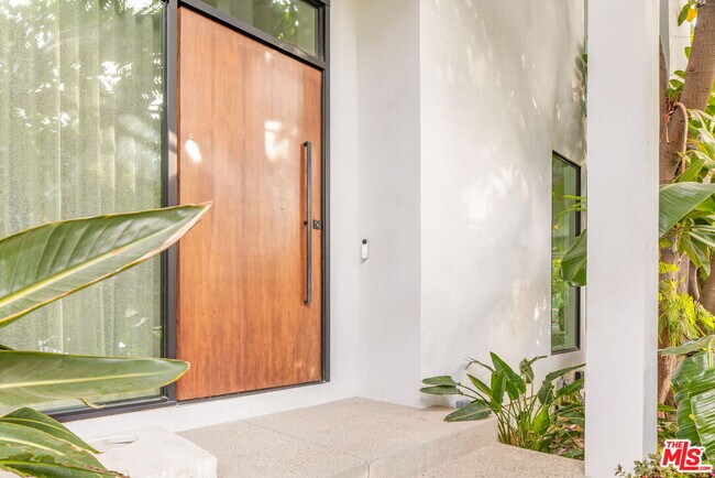 Foto del edificio - 1588 N Doheny Dr