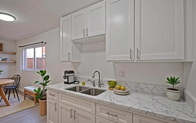 Foto del edificio - 2717 Vanderbilt Ln