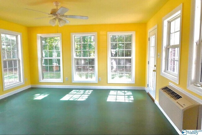 Building Photo - 127 Knotting Pl
