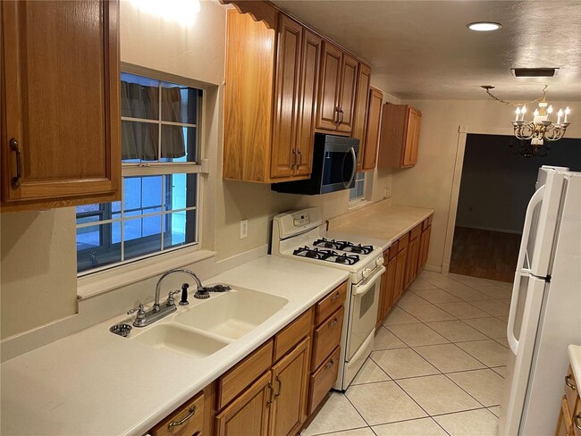 Building Photo - Charming 2 bedroom plus bonus room and 2 b...