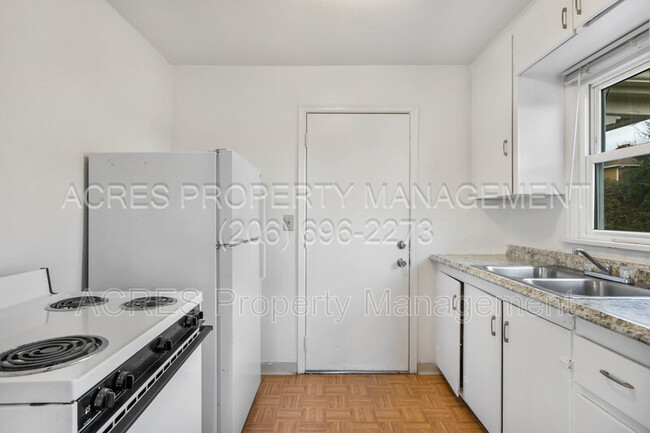 Building Photo - 1307 Garfield St S
